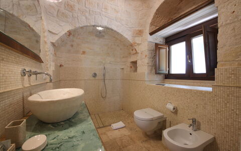 Trulli Retreat, Pool, Locorotondo: Væg, Sanitærarmatur, Gulvbelægning, Indretning, Etage, Badeværelse, Håndvask, Belysning, Tap, Flise