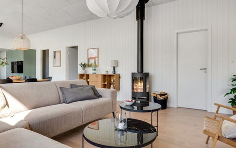Marten - 500M from the Sea: Indretning, Gulvbelægning, Møbel, Træ, Stue, Etage, Couch, Loft, Hjem, Trægulve