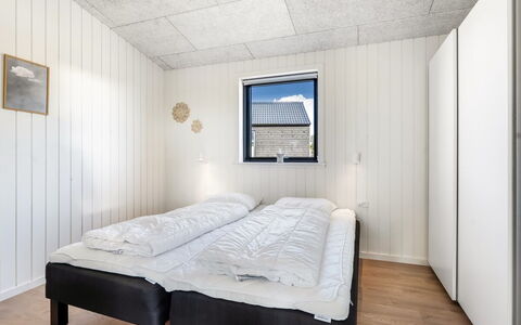 Marten - 500M from the Sea: Træ, Soveværelse, Loft, Etage, Sengetøj, Seng, Sengetøj, Bed Frame, Hårdttræ, Dagslys