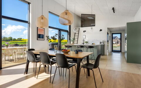 Marten - 500M from the Sea: Træ, Indretning, Møbel, Køkken & Spisebord, Gulvbelægning, Spisestue, Etage, Bord, Stol, Loft