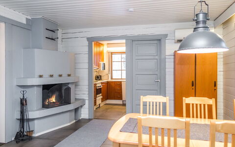 Voimatahko: Gulvbelægning, Indretning, Træ, Loft, Etage, Møbel, Lysarmatur, Værelse, Hjem, Bejdse