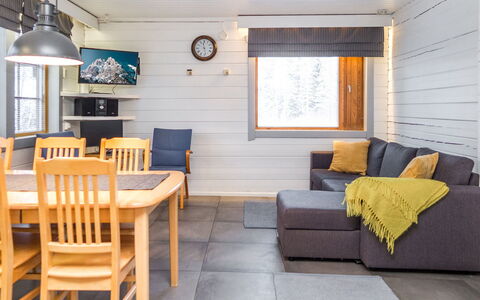 Voimatahko: Gulvbelægning, Etage, Træ, Indretning, Møbel, Værelse, Loft, Trægulve, Stue, Couch