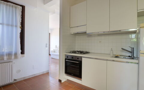 Montparnasse: Køkken Apparat, Køkken, Gulvbelægning, Countertop, Større Bandage, Indretning, Etage, Træ, Cabinetry, Værelse