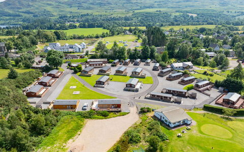 Scottishhighlands.lochness: Boligområde, Landskab, Tag, Menneskelig Bosættelse, Forstad, Luftfotografering, Fugleperspektiv, Landsby, Landscaping, Parkere