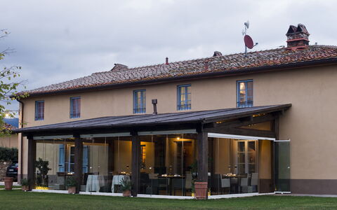 Le Tre Virtù Luxury Relais, Private Pool, Mugello: Skygge, Udendørs Struktur, Markise, Stol, Pergola, Veranda, Gård, Pavilion, Design, Gårdhave