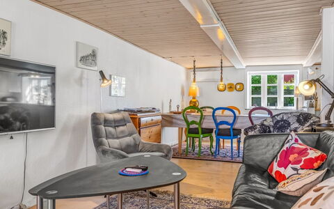 Spase - 23Km from the Sea: Busk, Hus, Boligområde, Hjem, Have, Skygge, Gård, Gårdsplads, Blomsterkrukke