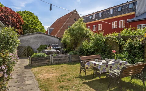 Spase - 23Km from the Sea: Busk, Hus, Boligområde, Hjem, Have, Skygge, Gård, Gårdsplads, Blomsterkrukke