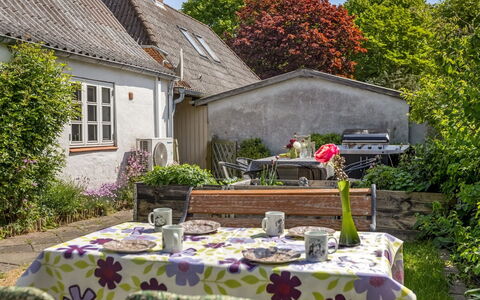 Spase - 23Km from the Sea: Busk, Hus, Boligområde, Hjem, Have, Skygge, Gård, Gårdsplads, Blomsterkrukke