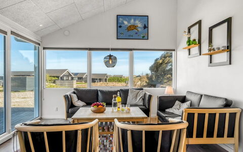 Månviva - 250M from the Sea: Træ, Indretning, Møbel, Hjem, Couch, Gulvbelægning, Etage, Loft, Stue