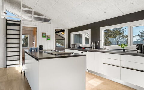 Månviva - 250M from the Sea: Træ, Gulvbelægning, Loft, Køkken, Indretning, Etage, Countertop, Hjem, Trægulve, Større Bandage
