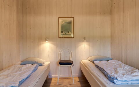 Annvy - 875M from the Sea: Træ, Gulvbelægning, Etage, Indretning, Loft, Soveværelse, Møbel, Seng, Belysning, Værelse