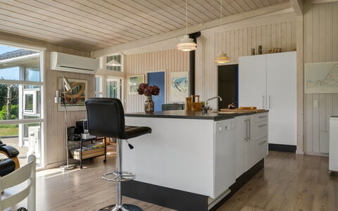 Annvy - 875M from the Sea: Møbel, Træ, Indretning, Gulvbelægning, Etage, Stol, Værelse, Loft, Stue, Lejlighed