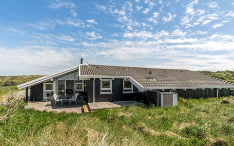 Askrik - 350M from the Sea: Hus, Hjem, Dør, Tag, Sommerhus, Estate, Have, Skygge, Sidespor, Gård