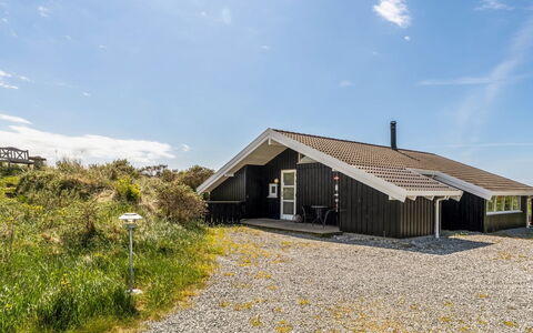 Askrik - 350M from the Sea: Hus, Hjem, Dør, Tag, Sommerhus, Estate, Have, Skygge, Sidespor, Gård