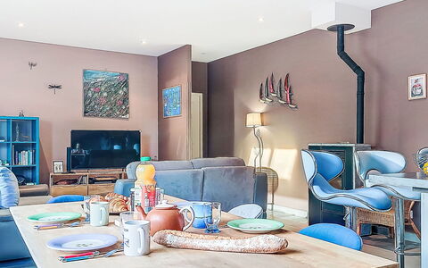 Bienvenue: Møbel, Indretning, Gulvbelægning, Værelse, Stol, Loft, Etage, Belysning, Stue, Bord
