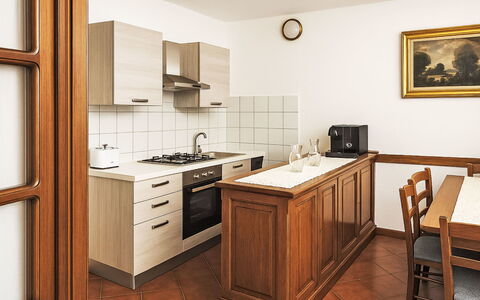 Casa Laura: Gulvbelægning, Indretning, Cabinetry, Træ, Møbel, Køkken, Etage, Countertop, Værelse, Skab