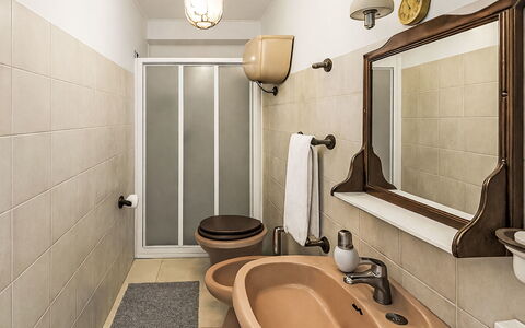 Casa Laura: Badeværelse, Sanitærarmatur, Badeværelsesvask, Toiletbræt, Indretning, Toilet, Gulvbelægning, Håndvask, Etage, Tap