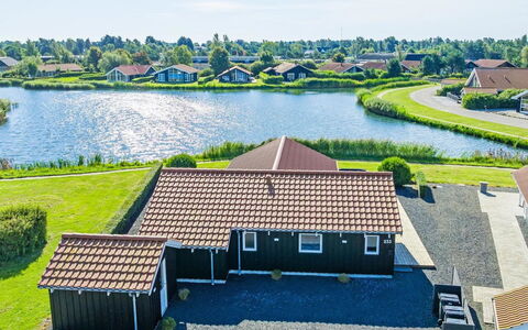 Østmar - 1.3Km from the Sea: Hjem, Hus, Tag, Sommerhus, Estate, Skygge, Sidespor, Veranda, Landscaping, Villa