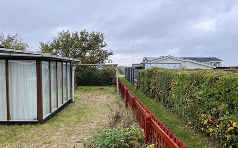 Ginger - 50M from the Sea: Tag, Busk, Land Lot, Hjem, Have, Lawn, Sommerhus, Backyard, Gård, Garden Bygninger