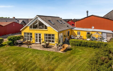 Jurien - 50M to the Fjord: Møbel, Træ, Indretning, Gulvbelægning, Etage, Stol, Værelse, Loft, Stue, Lejlighed