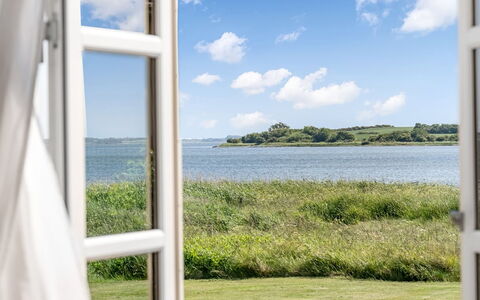 Jurien - 50M to the Fjord: Møbel, Træ, Indretning, Gulvbelægning, Etage, Stol, Værelse, Loft, Stue, Lejlighed
