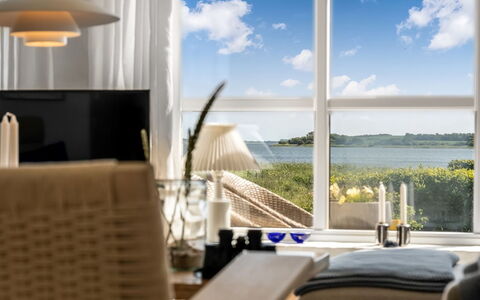 Jurien - 50M to the Fjord: Møbel, Træ, Indretning, Gulvbelægning, Etage, Stol, Værelse, Loft, Stue, Lejlighed