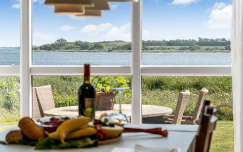 Jurien - 50M to the Fjord: Møbel, Træ, Indretning, Gulvbelægning, Etage, Stol, Værelse, Loft, Stue, Lejlighed