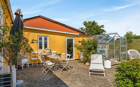 Jurien - 50M to the Fjord: Møbel, Træ, Indretning, Gulvbelægning, Etage, Stol, Værelse, Loft, Stue, Lejlighed