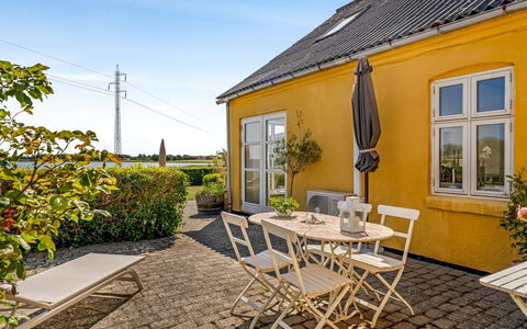 Jurien - 50M to the Fjord: Møbel, Træ, Indretning, Gulvbelægning, Etage, Stol, Værelse, Loft, Stue, Lejlighed