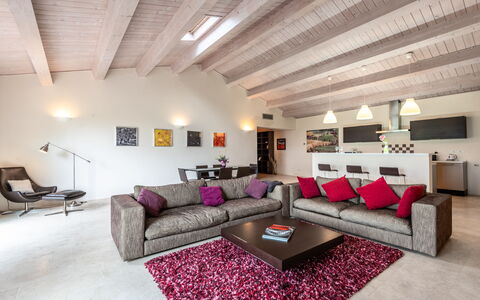 Cignella Resort: Møbel, Indretning, Couch, Gulvbelægning, Stue, Loft, Etage, Værelse, Hjem, Lejlighed