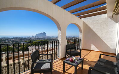 Calpe Calp 971: Vand, Plante, Bygning, Himmel, Daytime, Ejendom, Blå, Azure, Svømmepøl, Skyscraper