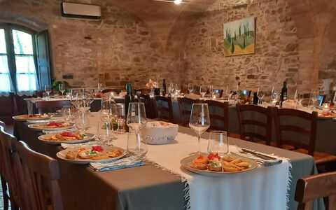 Podere Peteglia: Møbel, Bord, Stol, Køkken & Spisebord, Dug, Restaurant, Indretning, Bordservice, Spisestue, Loft