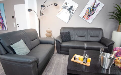 Seeperle: Møbel, Gulvbelægning, Etage, Indretning, Couch, Værelse, Trægulve, Stue, Komfort