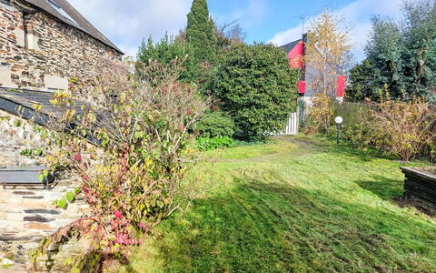 Maison du Paradis: Blad, Afdeling, Busk, Have, Bunddække, Sommerhus, Forår, Kvist, Backyard, Gård