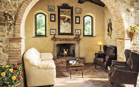Il Cottage Roccaio: Møbel, Indretning, Væg, Træ, Gulvbelægning, Stue, Couch, Stol, Belysning, Etage