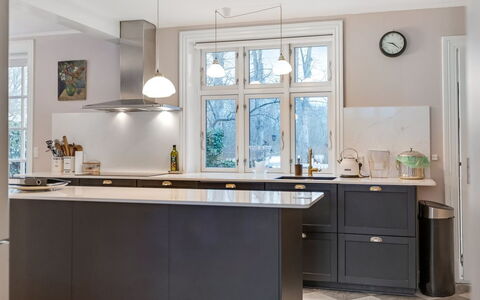 Edla - 5Km from the Sea: Køkken, Countertop, Indretning, Cabinetry, Køkken Apparat, Gulvbelægning, Lysarmatur, Etage, Møbel, Hjem