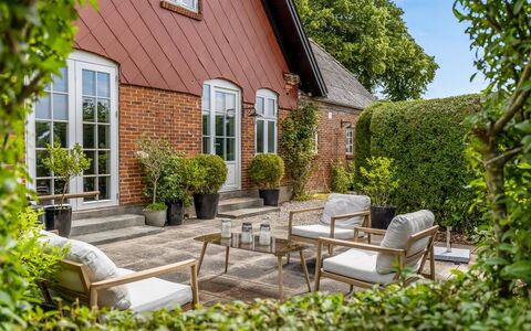 Edla - 5Km from the Sea: Busk, Have, Møbel, Blomsterkrukke, Hjem, Sommerhus, Udendørs Møbler, Stol, Mursten