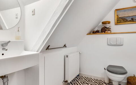 Edla - 5Km from the Sea: Sanitærarmatur, Badeværelse, Gulvbelægning, Etage, Vvs, Indretning, Tap, Toilet, Håndvask, Flise