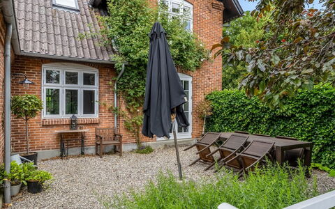 Edla - 5Km from the Sea: Busk, Hus, Blomsterkrukke, Have, Hjem, Sommerhus, Mursten, Dør, Backyard