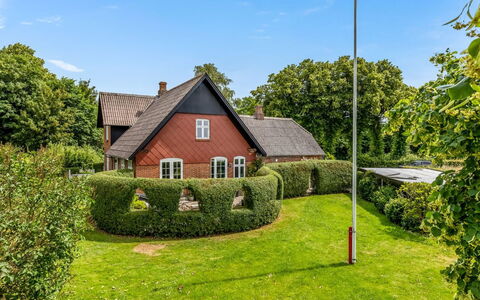 Edla - 5Km from the Sea: Græs, Bygning, Grøn, Hus, Vindue, Busk, Boligområde, Tag, Hjem