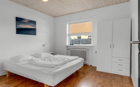 Talida - 500M from the Sea: Væg, Indretning, Træ, Etage, Seng, Loft, Soveværelse, Gulvbelægning, Værelse, Lejlighed