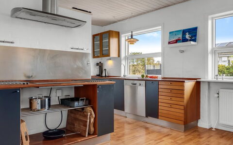 Talida - 500M from the Sea: Gulvbelægning, Køkken, Køkken Apparat, Træ, Større Bandage, Etage, Indretning, Countertop, Cabinetry, Husholdningsapparat