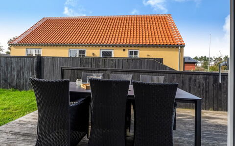 Talida - 500M from the Sea: Møbel, Træ, Indretning, Gulvbelægning, Etage, Stol, Værelse, Loft, Stue, Lejlighed