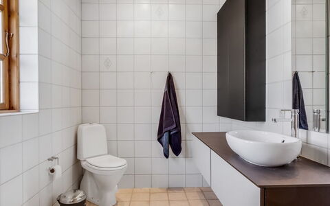 Uolevi - 1.1Km from the Sea: Gulvbelægning, Etage, Væg, Badeværelse, Sanitærarmatur, Indretning, Toilet, Toiletbræt, Håndvask, Flise