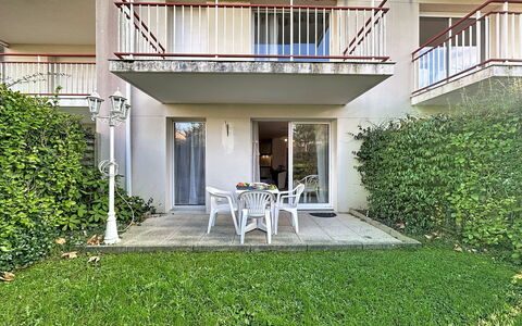 Le Clos de la Corderie: Altan, Have, Lawn, Skygge, Gård, Backyard, Landscaping, Veranda, Hacienda, Villa