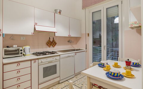Sea Escape: Gulvbelægning, Større Bandage, Køkken, Træ, Indretning, Etage, Køkken Apparat, Countertop, Værelse, Møbel