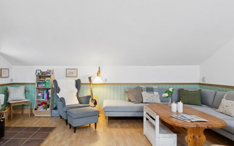 Holmfridur - 1.1Km from the Sea: Møbel, Indretning, Gulvbelægning, Etage, Træ, Couch, Loft, Værelse, Belysning, Stue