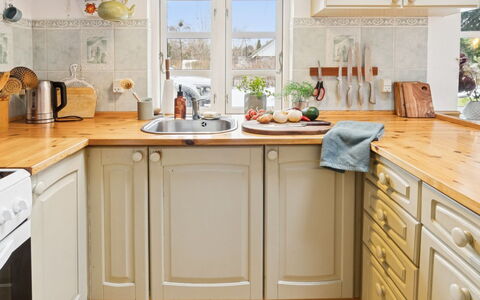Holmfridur - 1.1Km from the Sea: Køkken, Køkken Apparat, Countertop, Cabinetry, Indretning, Møbel, Træ, Gulvbelægning, Større Bandage, Køkkenvask