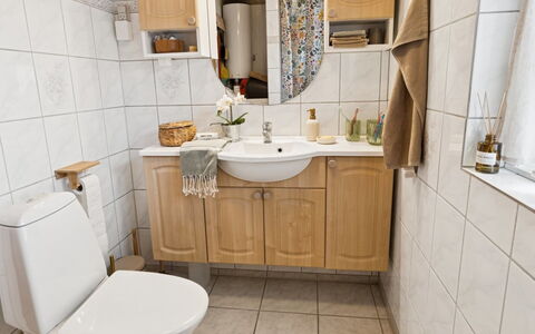 Holmfridur - 1.1Km from the Sea: Håndvask, Sanitærarmatur, Indretning, Badeværelsesvask, Gulvbelægning, Tap, Badeværelse, Vvs, Etage, Toiletbræt