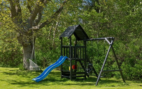 Holmfridur - 1.1Km from the Sea: Legetøjsrutsjebane, Legepladsudstyr, Chute, Have, Lawn, Legeplads, Spille, Backyard, Barn, Parkere